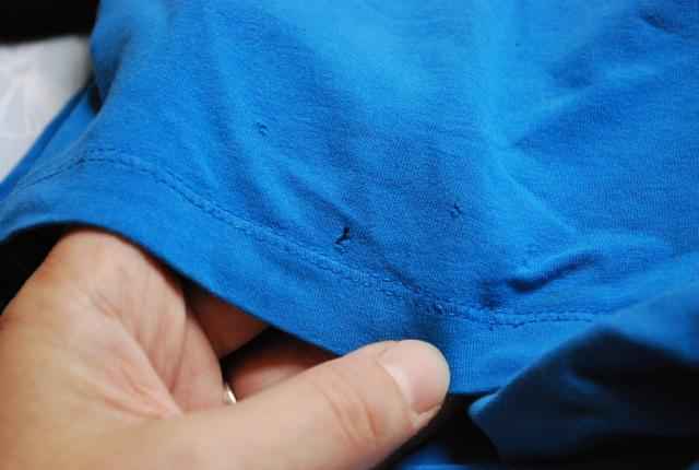 Hoe ontstaan er gaatjes in t-shirt ?