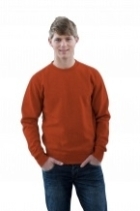 jongeman in een oranje unisex sweater van bbshirts.nl