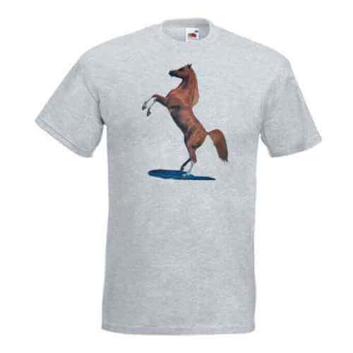 Steigerend Paard bedrukt op een t-shirt.