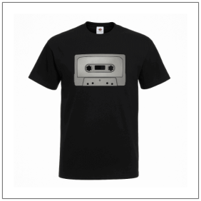 Cassette bedrukt op een zwart t-shirt