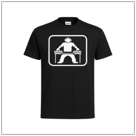 DJ achter draaitafels op een zwart tshirt van bbshirts