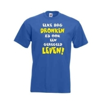 Het Elke dag Dronken t-shirt heeft een ronde hals.