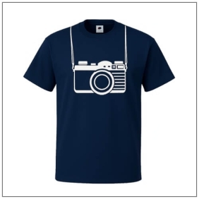 Foto toestel bedrukt op een blauw t-shirt