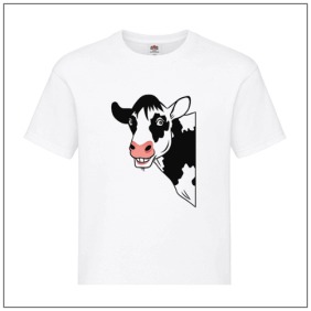 Koe bedrukt op een wit t-shirt.