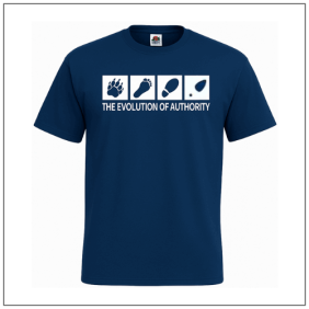 The evolution of authority bedrukt op een blauw t-shirt