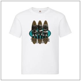 Tiki time island surf bedrukt op een t-shirt.