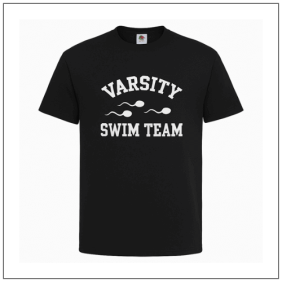 Varsity swim team tbedrukt op een zwart t-shirt