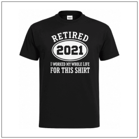 Een zwart T-shirt met een Retired print van bbshirts