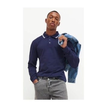 Man draagt de AWDis Long Sleeve Tipped 100 Polo JP103 in navy met witte kraagdetails – stijlvolle lange mouwen polo van 100%