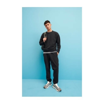Man draagt Crater Recycled Jogpants EA070 in black – comfortabele uniseks jogpants van gerecycled katoen en polyester, met el
