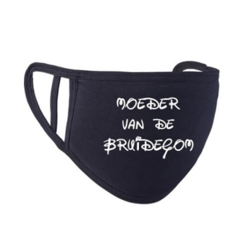 Moeder van de bruidegom mondkapje zwart met witte letters