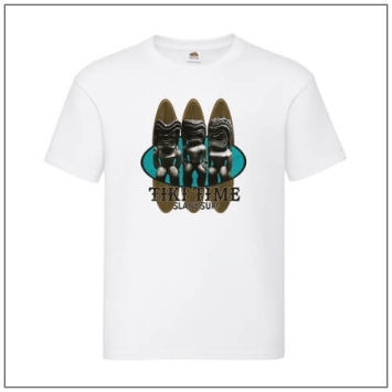 Tiki time island surf bedrukt op een t-shirt.