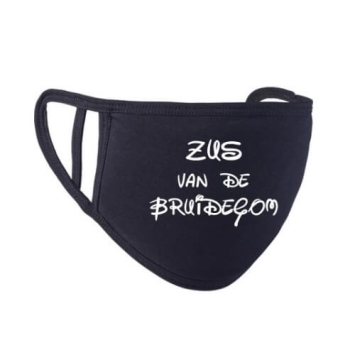 Zus van de bruidegom mondkapje zwart met witte letters